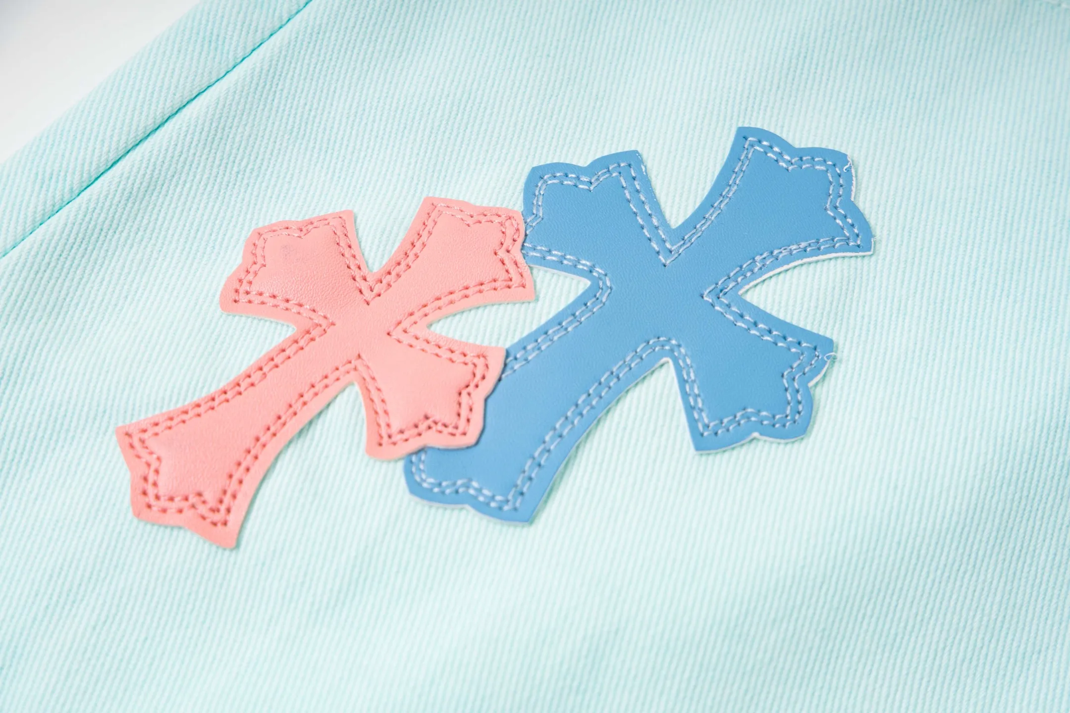 P240 (high version, running quantity) Chrome Hearts light blue blue pants, pink and blue patchwork leather couple's best friend jeans. CH jeans need to be washed and then disassembled and hand-ordered with sheepskin cross leather and then spliced ​​to complete. The whole piece has too many craftsmanship to describe. The patches are decorated with cross flowers, and the high-waisted washed jeans! ! Absolutely high-end luxury products, god-level single products and super popular products, made with top heavy industry, a must-see magic weapon. Customized hardware. The fabric is thick and soft after washing. It has good breathability. Customized small leather label. Unique design. The details are simple and elegant, and the workmanship is exquisite. The entire trousers are neatly routed and the details are in place! It’s so cool that both men and women can easily control the genderless trend! Style number: 1817# Color: Picture color Size: 28 30 32 34 36